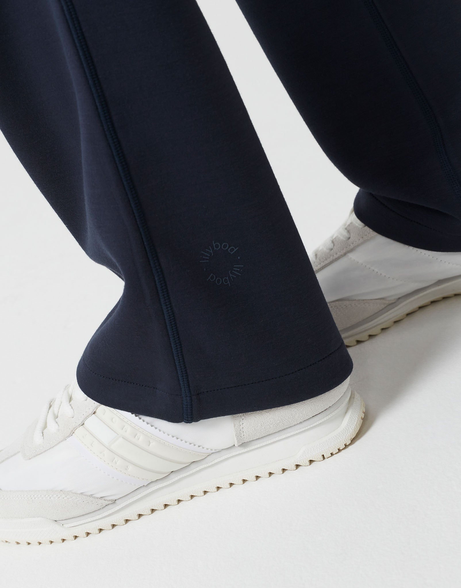 Lilybod_AIMIE_Relaxed_Fit_Jogger_Navy_LL85W_NB_07.jpeg